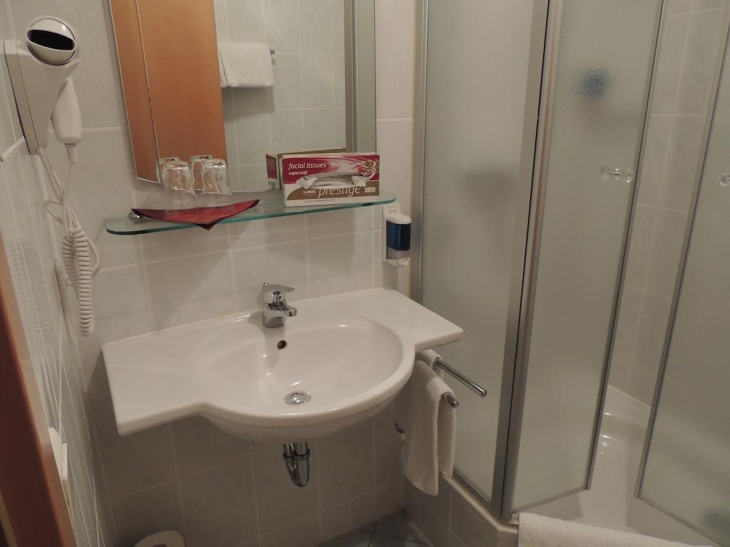 Hotel-Gasthof Eberherr Forstinning Kamer foto